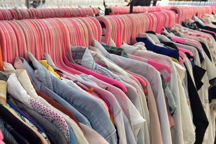 baju bekas, thrifting, impor pakaian bekas dilarang, impor pakaian bekas, Pakaian Bekas Impor, baju bekas impor, thrift pasar baru buka jam berapa, menteri keuangan purbaya, baju bekas impor dibatasi, Cerita Aza dan Malihah, Pilih Thrifting Demi Berhemat di Tengah Pembatasan Impor Pakaian Bekas