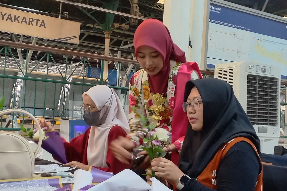 Daop 6 Yogyakarta, Hari Kartini, merangkai buket bunga, Peringati Hari Kartini, Penumpang di Stasiun Tugu Diajak Ikut Kelas Merangkai Bunga