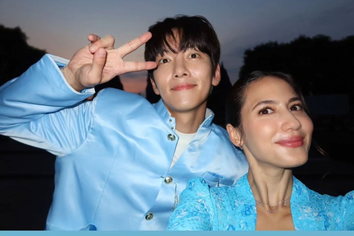 Pevita Pearce, Ji Chang Wook, ji chang wook ke indonesia, ji chang wook ke prambanan, busana ji chang wook, beskap jawa, ji chang wook pakai beskap, ji chang wook pakai batik, pevita pierce dan ji chang wook, 5 Style Ji Chang Wook di Candi Prambanan, Menawan dengan Beskap Biru, Paduan warna lembut yang elegan, Detail sederhana tapi berkelas, Kompak dengan Pevita Pearce, Disewa dari desainer lokal Nous Galeri