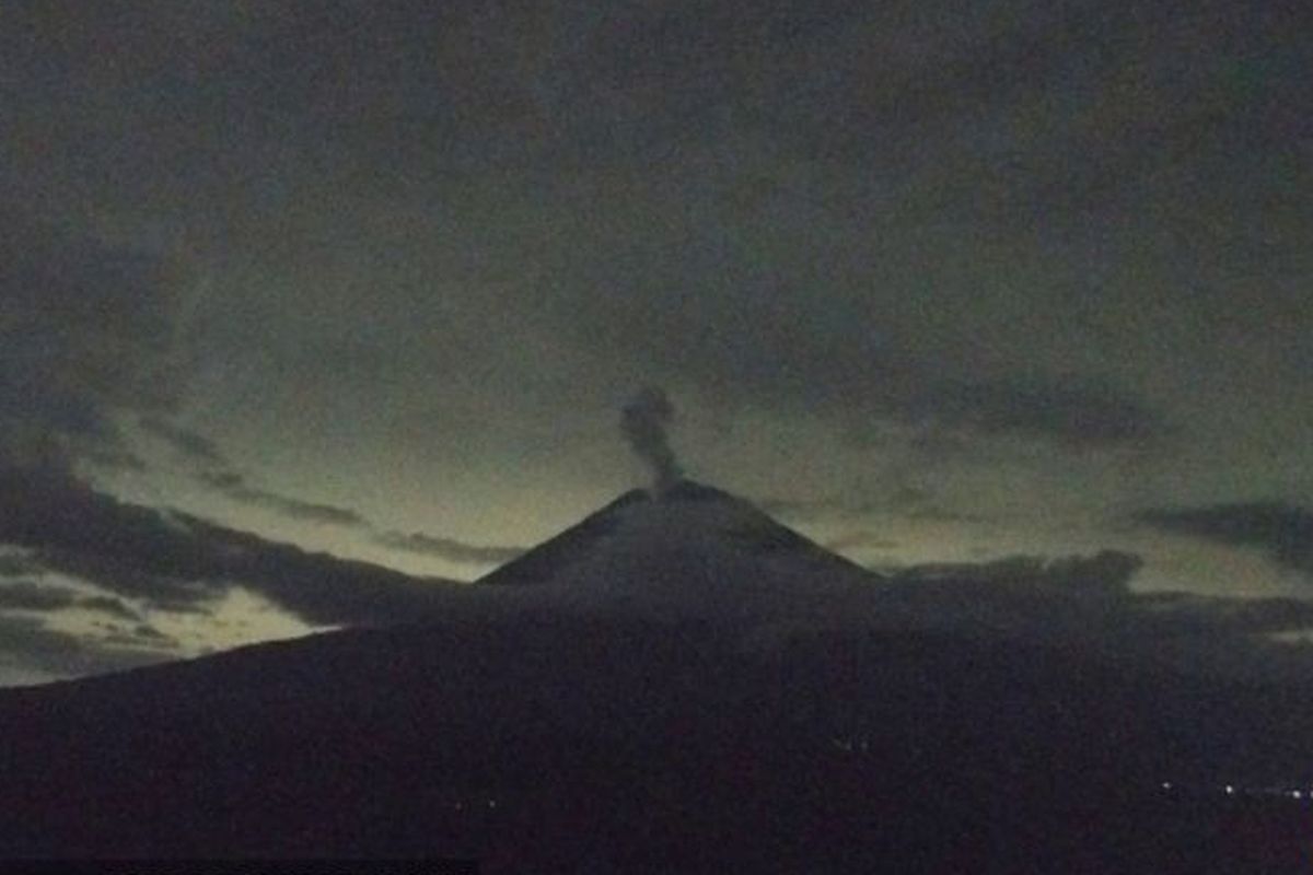 Gunung Semeru, Erupsi Gunung Semeru, Gunung Semeru Erupsi Lagi pada Selasa Malam, Tinggi Letusan 800 Meter