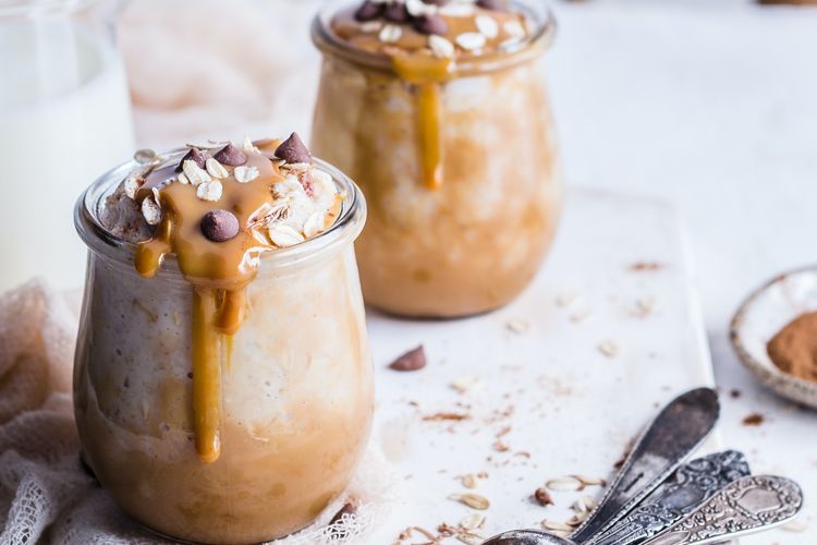 kurma, Ide Takjil Kurma yang Simpel dan Mengenyangkan, Tertarik Coba?, 1. Puding kurma yoghurt, 2. Kue cokelat kurma, 3. Teh Rempah Kurma, 4. Overnight oat kurma, 5. Susu kurma, 6. Pisang goreng kurma, 7. Kurma keju, 8. Smoothie kurma susu, 9. Infused water kurma, 10. Salad buah saus kurma