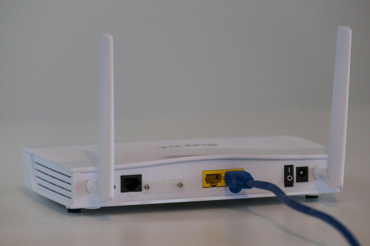 televisi, internet, router, router wifi di rumah, TV Dekat Router Bisa Ganggu Internet, Begini Penjelasan Ahli, Router Bisa Terhalang Layar TV, Posisi Terbaik Router WiFi, Gunakan Dudukan untuk Router, Alternatif Jika Ruangan Sempit
