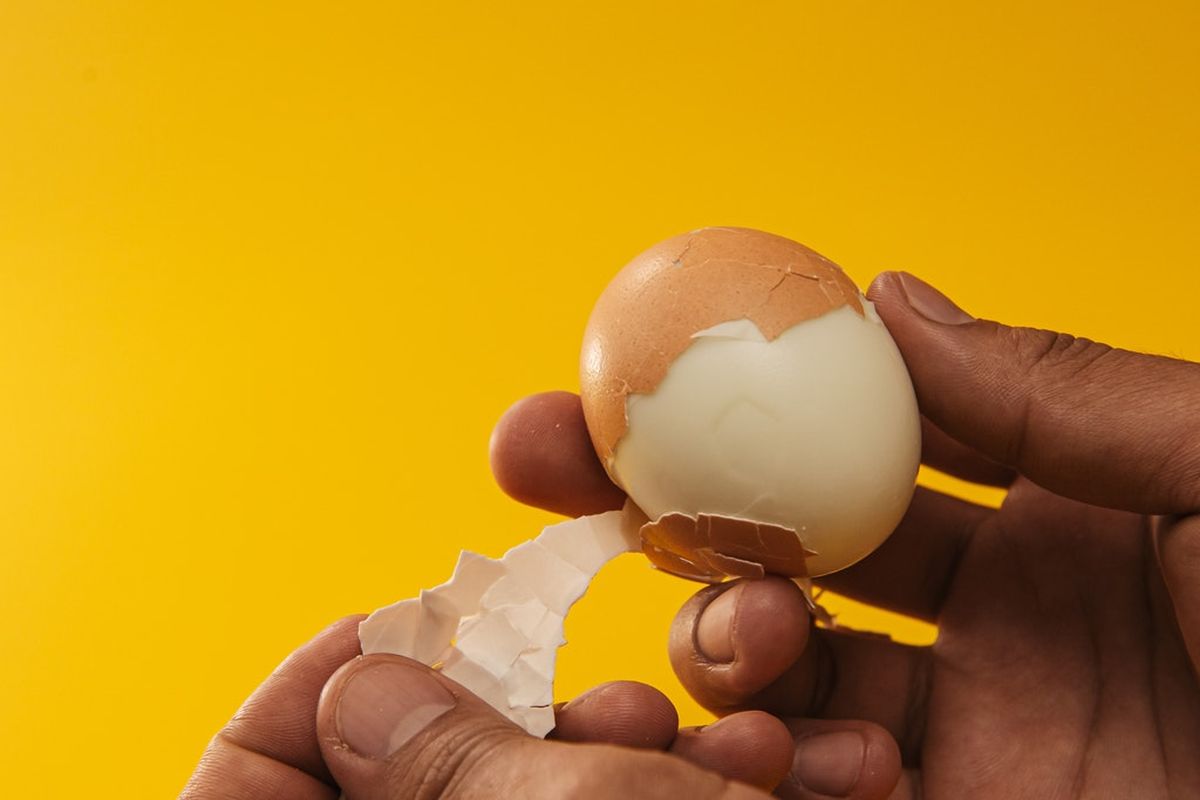 Telur, telur, telur rebus, cara kupas telur rebus, cara kupas telur rebus agar tidak hancur, kupas telur rebus cepat, tips kupas telur rebus, 6 Cara Merebus Telur agar Mudah Dikupas dan Tidak Rusak, Simak Tipsnya, 1. Jangan Gunakan Telur Terlalu Segar, 2. Masukkan Telur Setelah Air Mendidih, 3. Atur Waktu Rebus Telur dengan Tepat, 4. Siapkan Mangkuk Berisi Air Es, 5. Kupas di Bawah Air Mengalir, 6. Diamkan Setelah Mendidih (Metode Allrecipes)