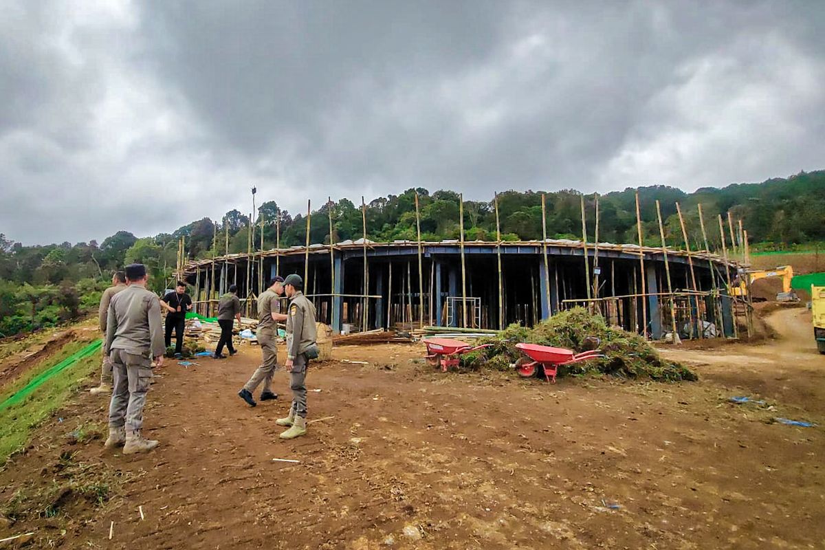 Tangkuban Parahu, gunung tangkuban parahu, Eiger Camp, pembukaan lahan tangkuban parahu, Duduk Perkara Bukaan Lahan Eiger Camp di Kebun Teh Gunung Parahu yang Disegel Satpol PP