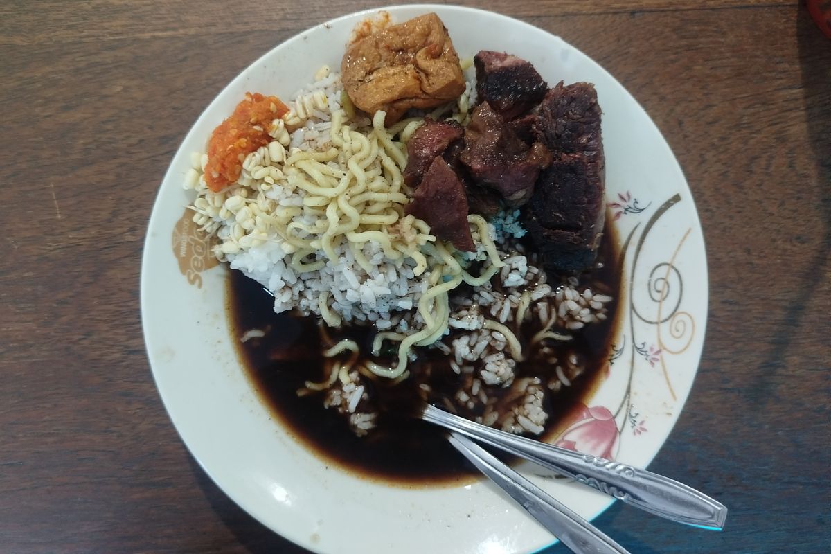 Banyuwangi, kuliner, rawon, Seabad Rawon Mak Tini Banyuwangi, Resep Warisan yang Bertahan Tiga Generasi