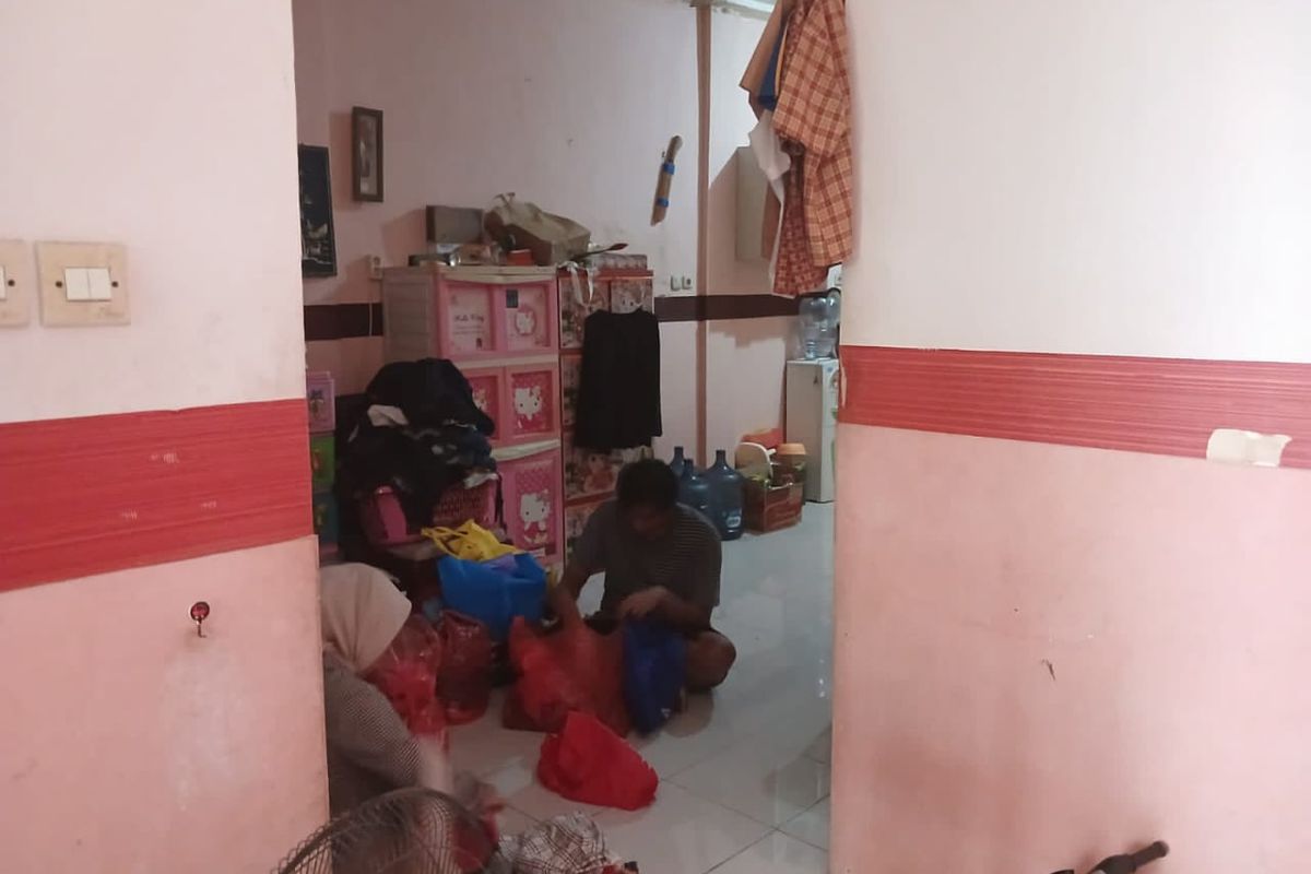 rumah kontrakan, anak terlantar, Gresik, anak ditinggal di rumah, anak ditelantarkan, anak telantar di gresik, anak telantar di jatim, cerita anak telantar, anak Ditelantarkan di gresik, 5 anak ditelantarkan di gresik, Ayah Meninggal dan Ibu Pergi, 5 Bersaudara di Gresik Bertahan Hidup Sendiri, Kehidupan Sehari-hari Terpaksa Jual Barang, Pendidikan Terhenti, Adik-Adik Putus Sekolah, Kondisi Rumah Kontrakan dan Tunggakan, Warga dan Pemerintah Turun Tangan, DPRD dan Dinas Sosial Turut Bantu