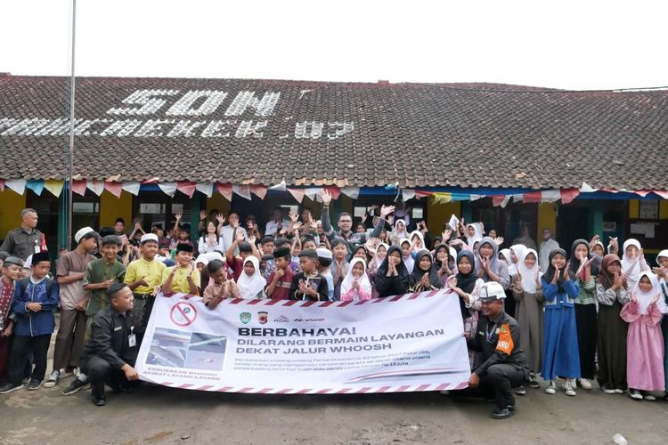 Mengapa Bahaya Main Layang-layang Dekat Rel Kereta Whoosh?
