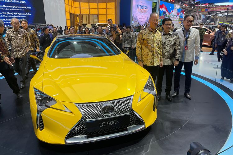 mobil hybrid, Lexus Indonesia, Ima Nurbani Rahmah, Pasar otomotif, Mobil Hybrid, Lexus Optimistis Hadapi Persaingan Mobil Hybrid di Indonesia