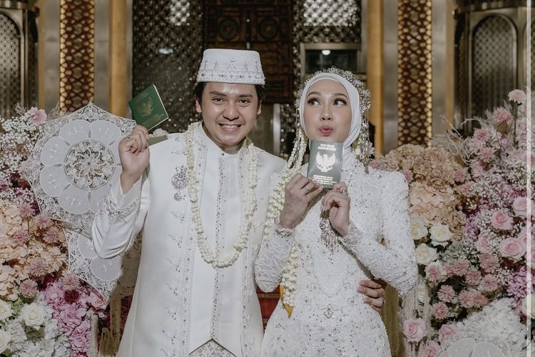 Arbani Yasiz, Raissa Ramadhani, arbani yasiz menikah, pernikahan arbani yasiz, outfit arbani yasiz, busana arbani yasiz, busana raissa ramadhani, raissa ramadhani menikah, ide kebaya hijab, Busana Pernikahan Arbani Yasiz dan Raissa Ramadhani, Serba Putih nan Serasi
