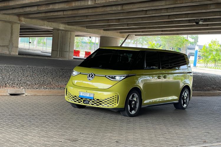 VW ID. Buzz, regenerative braking, mobil listrik, pengalaman berkendara, Mengemudikan VW ID. Buzz: Pengalaman Unik Mobil Listrik Minibus, Kabin Sederhana tapi Fungsional, Posisi Duduk Mirip Minibus, Performa: Enteng untuk Mobil Besar, Regenerative Braking, Performa &amp; Baterai