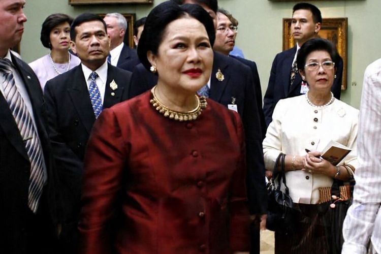ratu sirikit, Ratu Sirikit meninggal, queen sirikit, gaya busana ratu sirikit, ratu sirikit ikon fashion, Ratu Sirikit Wafat, Intip 5 Gaya Busana Ikonik Sang Ratu Thailand, 1. Balutan Chut Thai emas , 2. Gaya modern dengan balutan warna ungu, 3. Elegan dengan busana marun, 4. Tampilan mewah dengan busana serba ungu, 5. Perpaduan gaya yang anggun dalam balutan ungu 