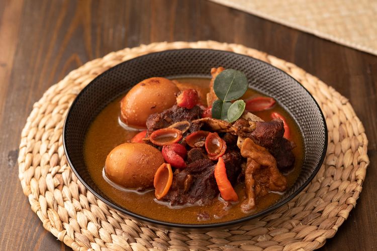 kuliner, Yogyakarta, Rekomendasi 7 Kuliner Yogyakarta Khas Hidangan Keraton yang Wajib Dicoba, 1. Brongkos, 2. Gudeg manggar, 3. Songgo Buwono, 4. Bebek suwar-suwir, 5. Manuk nom, 6. Sayur lodeh kluwih, 7. Wedang uwuh