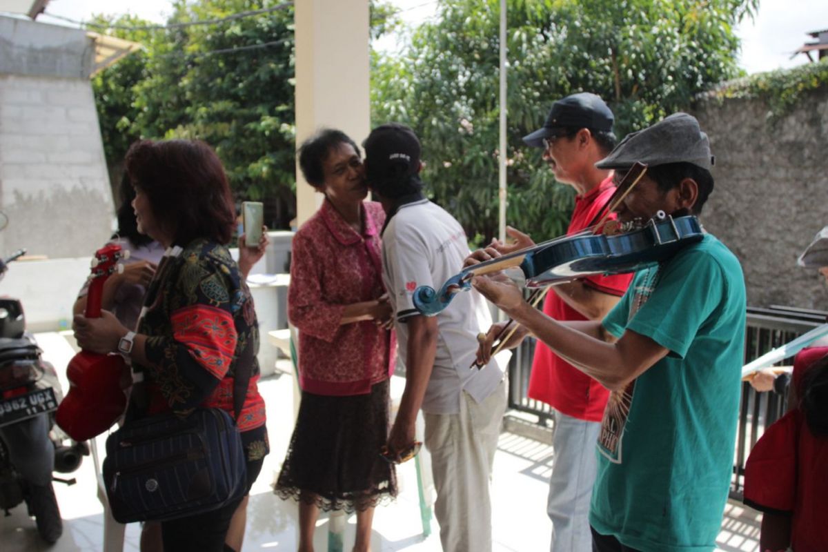 Natal, tradisi Natal, Marbinda, barapen, tradisi natal di Indonesia, Natal 2025, Tradisi Natal Unik di Indonesia, dari Marbinda di Sumut hingga Barapen di Papua, Tradisi Marbinda di Sumatera Utara, Penjor Menghiasi Natal di Bali, Rabo-Rabo di Kampung Tugu, Jakarta, Suasana Gamelan Natal di Yogyakarta, Festival Lovely December di Toraja, Suara Meriam Bambu di Flores, Sirine Kapal dan Lonceng Gereja di Ambon, Pesta Barapen di Papua
