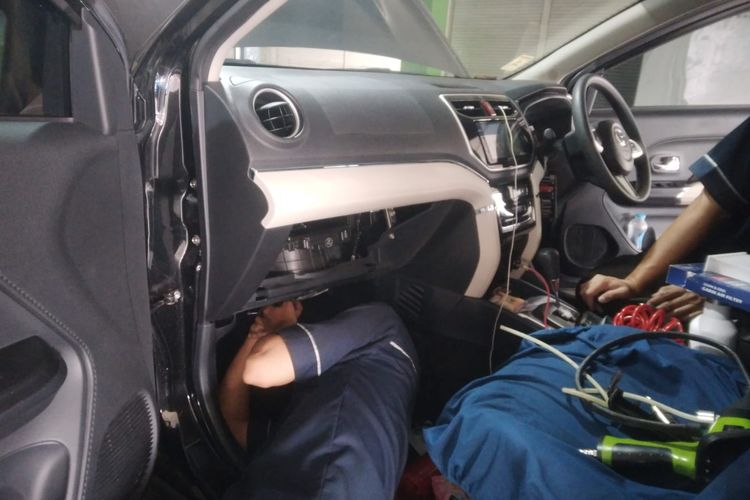 Servis AC mobil, pembongkaran dasbor, biaya servis AC, mobil Eropa vs Jepang, Mengapa Mobil Baru Perlu Bongkar Dasbor untuk Servis AC?