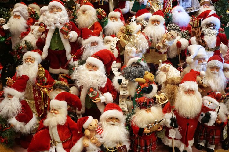 Natal, perayaan Natal, tradisi Natal, perayaan natal, tradisi natal di berbagai negara, Natal 2025, Perayaan Natal 2025, Tradisi Natal di Berbagai Negara: Mana yang Paling Unik?, 1. Yunani: Santa Claus Sang Pelindung Pelaut, 2. India: Pohon Natal dari Pisang dan Mangga, 3. Italia: Dekorasi Piramida Buah, 4. Iran: Puasa dan Harasa sebagai Hidangan Natal, 5. Jepang: “Kentucky for Christmas”, 6. Cina: Menggantung Stoking Natal, 7. Jerman: Kalender Advent yang Semarak, 8. Kolombia: Noche de las Velitas, 9. Guatemala: Pembakaran Setan, 10. Denmark: Menari Mengelilingi Pohon, 11. Finlandia: Ziarah dan Sauna Keluarga