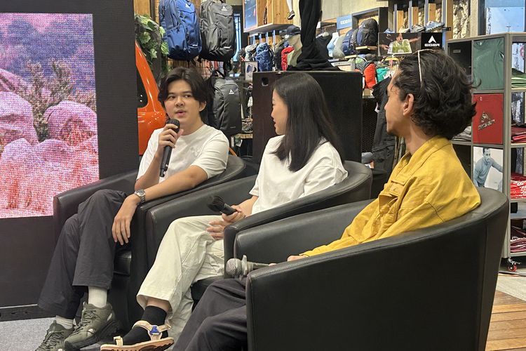 glamping, Vanessa Amanda, Niky Putra, 6 Tips Hiking dan Glamping untuk Pemula agar Liburan Makin Seru, 1. Lakukan riset cuaca sebelum berangkat, 2. Gunakan pakaian yang sesuai kondisi alam, 3. Pilih sepatu yang nyaman dan aman, 4. Tetap perhatikan penampilan saat beraktivitas, 5. Bawa barang secukupnya dan tidak berlebihan, 6. Sesuaikan perlengkapan dengan medan