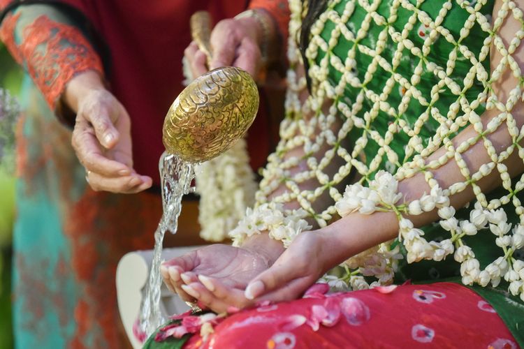 apa itu siraman dalam pernikahan, apa itu siraman adat jawa, apa itu siraman pengantin, siraman alyssa daguise, makna siraman alyssa daguise dan al ghazali, Apa Itu Siraman dalam Pernikahan Adat Jawa, Seperti Alyssa dan Al Ghazali?