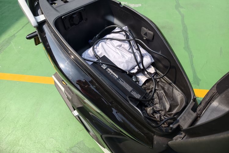 Sprinto, desain, motor listrik, Desain Indomobil Emotor Sprinto: Skutik Listrik Gaya Konvensional, Lekukan Bodi Samping dan Akomodasi Dek, Buritan yang Terasa Generik, Fitur Layar Sentuh dan Kompartemen Depan, Kapasitas Bagasi di Bawah Jok, Kesimpulan