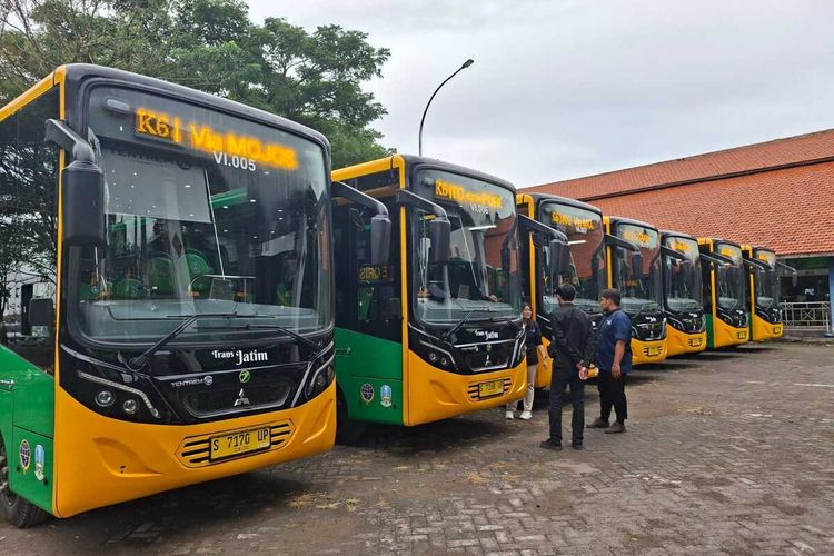 Trans Jatim, Hari Pahlawan, Trans Jatim gratis, Hari Pahlawan 2025, Lilik Arijanto, hari pahlawan, pemprov jawa timur, trans jatim gratis, Cuma Sehari, Naik Trans Jatim Gratis di Hari Pahlawan 10 November 2025, Trans Jatim Gratis untuk Semua Koridor, Pemkot Surabaya Ajak Warga Semarakkan Hari Pahlawan 2025, Mengibarkan Bendera Merah Putih dan Hening Cipta Serentak, Lagu Perjuangan dan Atribut Merah Putih Warnai Suasana Kota