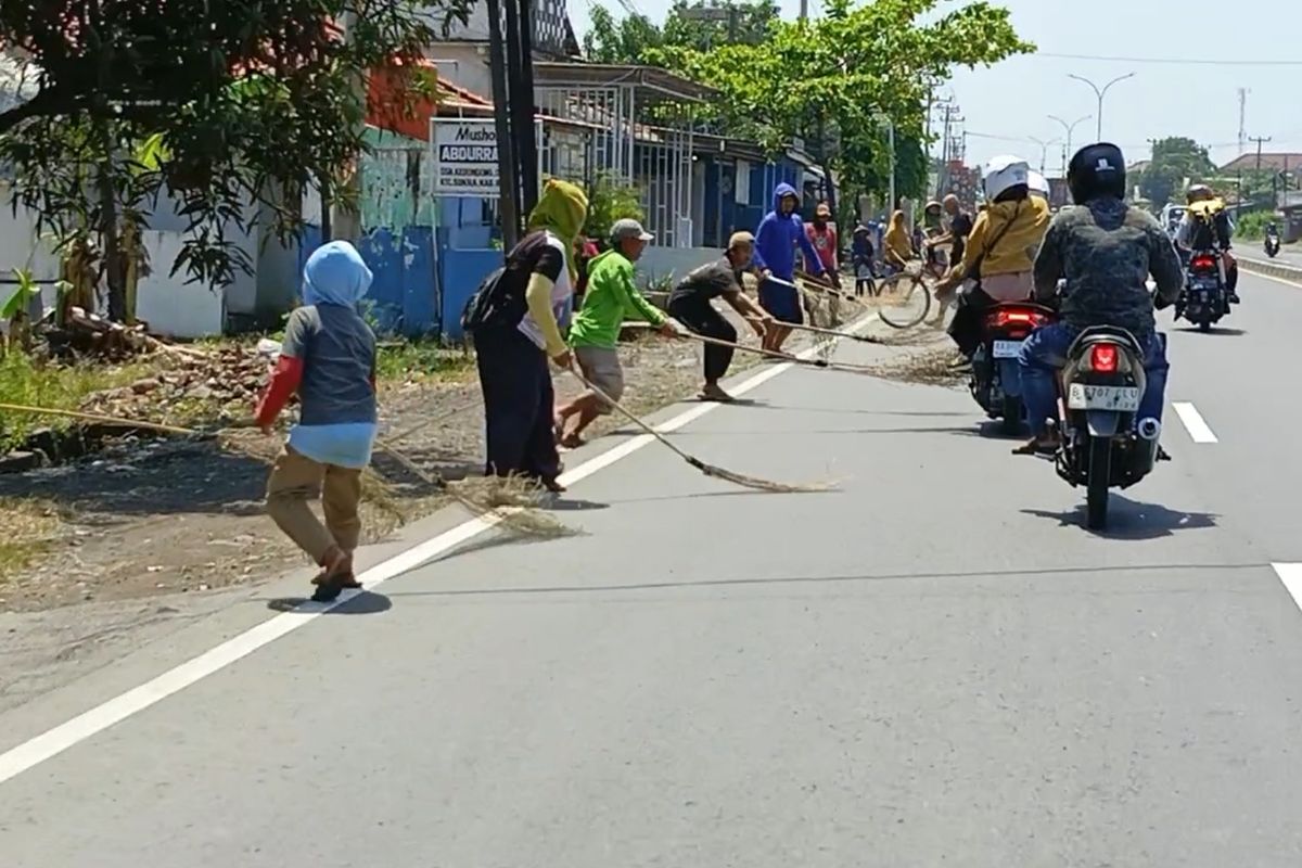 penyapu koin di Jembatan Sewo, Tak Hanya Warga Lokal, Penyapu Koin dari Daerah Lain Nekat Beraksi di Jembatan Sewo Indramayu, Apa yang terjadi dalam penertiban di Jembatan Sewo?, Mengapa aktivitas penyapu koin dinilai berbahaya?, Bagaimana kronologi kecelakaan yang terjadi?, Apa fakta di balik fenomena penyapu koin?, Apa langkah pemerintah untuk mengatasi masalah ini?