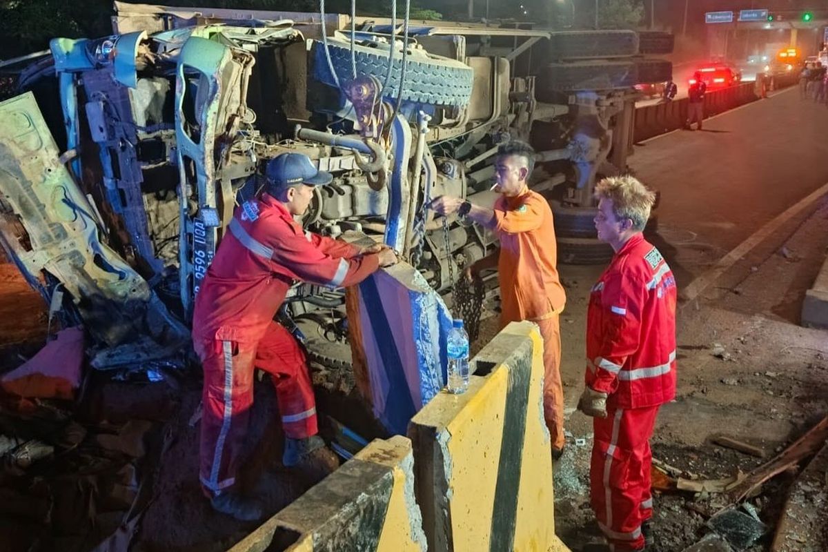 truk ODOL, Truk ODOL, Truk tanah terguling, WNA Tewas di Tol Karawang, Kecelakaan Truk di Tol Karawang Tamparan Keras untuk Pemerintah
