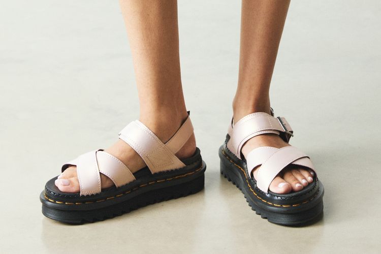 sandal untuk lebaran, sandal Dr Martens, sandal kulit, tren sandal 2025, Mengenakan Sandal Saat Lebaran: Tradisi atau Praktis?