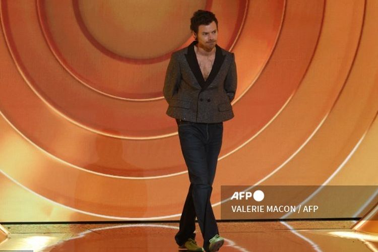 Harry Styles, Harry Styles Tampil Retro dengan Dior Saat Jadi Presenter Grammy 2026, Busana Dior yang retro tapi santai, Sepatu balet hijau mint yang jadi sorotan, Aksesori minimal dan gaya rambut baru, Simbol fase baru sosok Harry Styles
