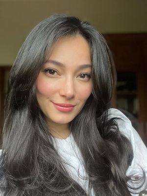 Asmirandah, gaya rambut Asmirandah, gaya rambut asmirandah, asmirandah sekarang, Asmirandah di Drama Series Awards 2025, 8 Gaya Rambut Asmirandah, Anggun dan Elegan, 1. Long Wavy Hair, 2. Elegant Updo dengan Poni Wispy, 3. Sanggul Rendah Natural Waves, 4. Sleek Hair di Acara Awards 2025, 5. Messy Bun dengan Sentuhan Kasual, 6. Voluminous Curls dengan Glam Touch, 7. Blowout Hair dengan Poni, 8. Casual Relax Look