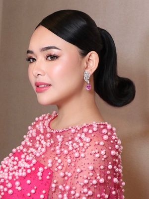 Amanda Manopo, film CAPER, 5 Style Amanda Manopo Pamerkan Baby Bump, Memukau Serba Pink, 1. Dress dan outer bertabur mutiara, 2. Statement boots yang berani, 3. Gaya rambut klasik, 4. Makeup flawless dengan sentuhan pinkish, 5. Aksesoris mewah sebagai pemanis