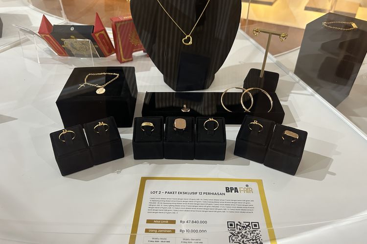 Sandra Dewi, BPA Fair 2026, 10 Perhiasan Sandra Dewi yang Dilelang di BPA Fair 2026, 1. Kalung liontin bertuliskan “Sandra Dewi”, 2. Kalung “Sandra” dari Felice Jewellery, 3. Kalung permata , 4. Dua cincin dari Sandra Dewi Gold, 5. Kalung kunci dari Tiffany &amp; Co., 6. Paket eksklusif 12 perhiasan, 7. Anting besar berinisial “SDW”, 8. Anting bertuliskan “Mika” dan “Rafa”, 9. Gelang “SDW”, 10. Paket 12 perhiasan lengkap