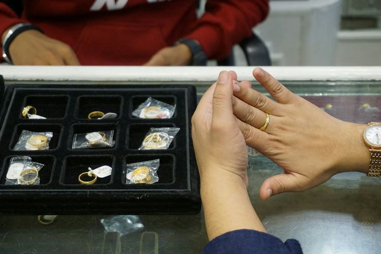 Perhiasan emas, Kadar emas terbaik, kadar emas terbaik, perhiasan emas, emas 18 karat, tips beli emas, jenis kadar emas, kadar emas perhiasan, Mau Beli Perhiasan Emas? Ini Kadar yang Paling Disarankan dan Menguntungkan