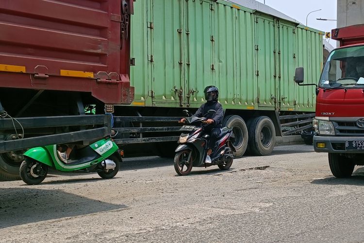 blind spot, Agus Sani, keselamatan berkendara, menyalip kendaraan besar, Hindari Blind Spot! Cara Aman Pengendara Motor Menyalip Truk dan Bus