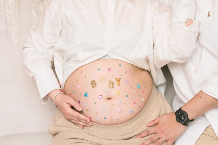 maternity shoot, Chelsea Islan Kabarkan Kehamilan, Intip Gaya Maternity Shoot-nya, Tampil berbalut kemeja putih simpel, Sentuhan manis pada baby bump, Rambut yang dibiarkan terurai, Riasan natural yang menonjolkan pregnancy glow, Tampil lebih elegan dengan warna earth tone