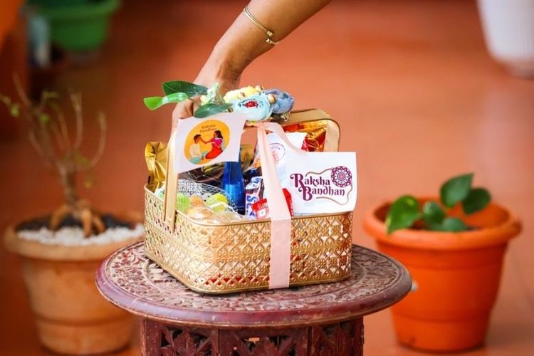 hampers, 10 Rekomendasi Hampers Lebaran Unik, Estetik dan Bermanfaat, 1. Set alat makan kayu, 2. Hampers teh atau kopi, 3. Lilin aromaterapi, 4. Skincare atau body care, 5. Perangkat ibadah, 6. Kue kering, 7. Hampers tanaman hias, 8. Hampers dessert box , 9. Hampers snack lokal UMKM, 10. Hampers DIY