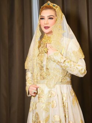 Deretan Gaun yang Serba Senada Sarifah Suraidah Istri Gubernur Kaltim, 1. Abaya hijau emerald dengan detail etnik, 2. Gaun ungu pastel, 3. Gaun nuansa emas, 4. Gaun putih transparan berlapis, 5. Setelan ungu kotak-kotak