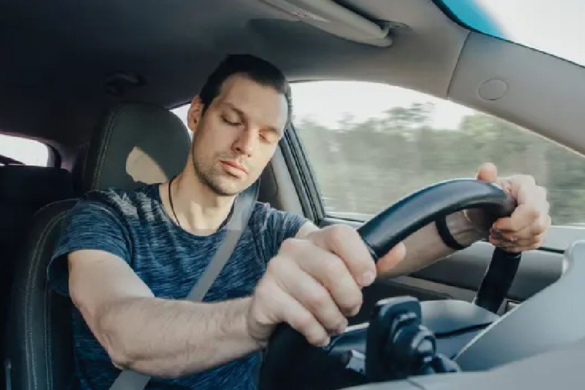mudik Lebaran, kecelakaan, ruas Tol, Pejagan-Pemalang, microsleep, Mobil Tabrak Guardrail Saat Mudik, Bahaya Nyata Microsleep