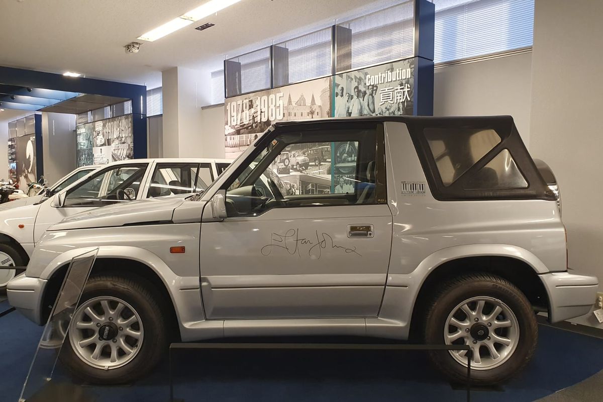 Suzuki VItara, suzuki plaza museum, suzuki vitara cabrio, suzuki vitara elton john, suzuk, Suzuki Vitara Cabrio Elton John Edition, Perpaduan Otomotif dan Musik