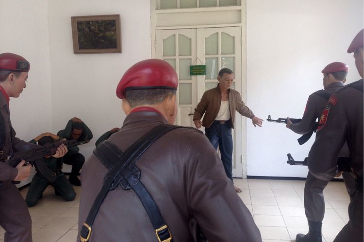 Rukmini, G30SPKI, Pierre Tendean, G30S, rukmini chamim, kisah cinta pierre tendean, pierre tendean dan rukmini, perjalanan cinta pierre tendean, pierre tendean agama, Perjalanan Cinta Pierre Tendean dan Rukmini, Gugur Sebelum Menikah, Kisah cinta Pierre Tendean dan Rukmini, Cinta beda keyakinan, Pierre berencana menikahi Rukmini pada November 1965, Pierre gugur pada Peristiwa G30S 1965