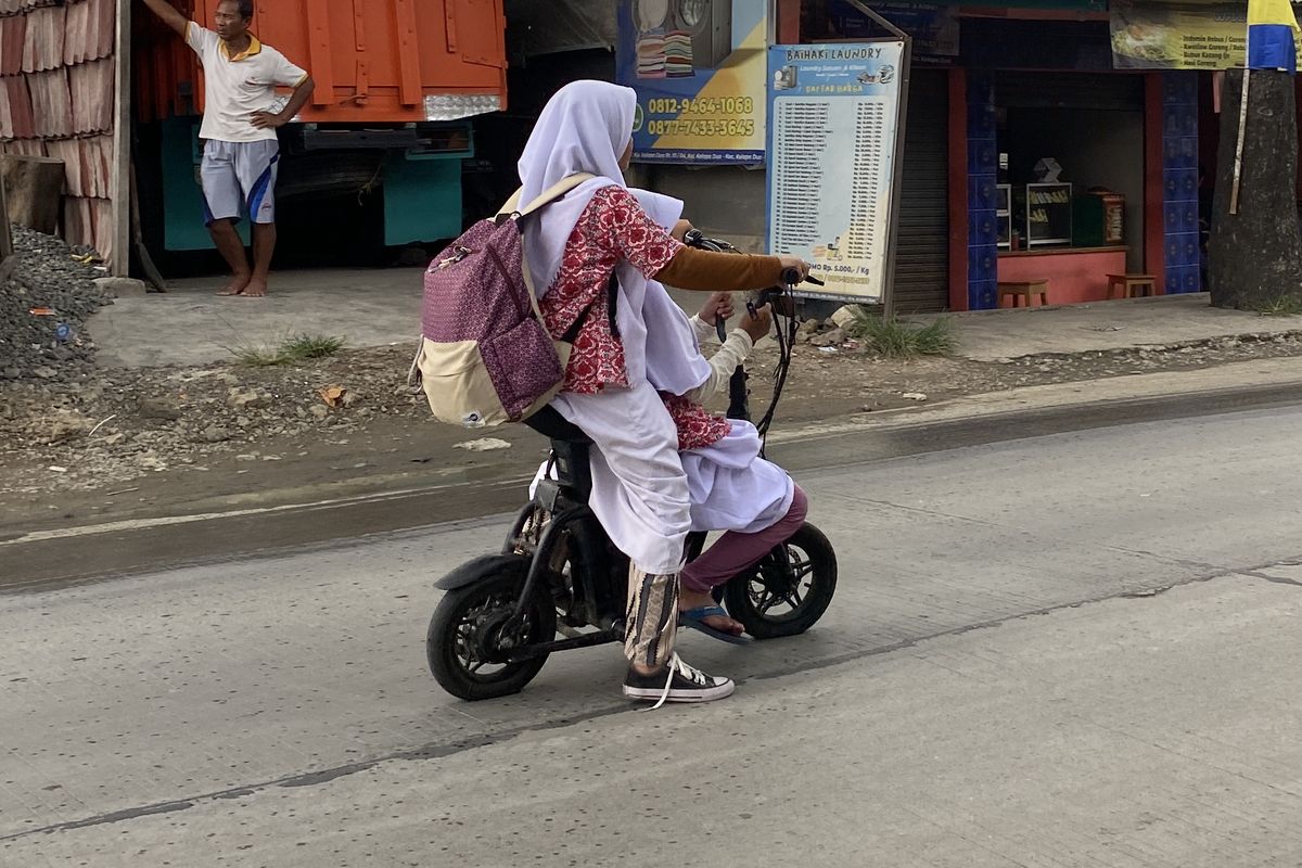 Sepeda listrik, sepeda listrik, naik sepeda listrik, anak naik sepeda listrik, anak kecil naik sepeda listrik, apakah anak kecil boleh naik sepeda listrik, Apakah anak boleh memakai sepeda listrik, Orangtua Perlu Tahu, Ini Risiko Anak Naik Sepeda Listrik dan Aturan Resminya