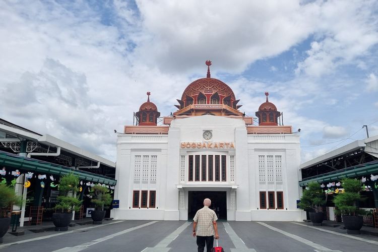 yogyakarta, Stasiun Tugu, stasiun tugu yogyakarta, Lebaran 2025, 5 Potret Wajah Baru Stasiun Tugu Yogyakarta Sambut Lebaran 2025, 1. Potret Stasiun Tugu Yogyakarta saat malam hari , 2. Potret Stasiun Tugu Yogyakarta saat siang hari, 3. Nuansa Idul Fitri yang kental, 4. Ornamen Lebaran di ruang tunggu, 5. Tulisan "Marhaban ya Ramadhan" di pintu masuk