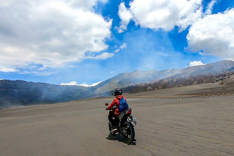 Bromo Tengger Semeru, Liburan ke Bromo? Ini 6 Aktivitas yang Wajib Dicoba, 1. Menikmati matahari terbit (sunrise), 2. Menjelajahi kawah Gunung Bromo, 3. Menjelajah Lautan Pasir, 4. Mengunjungi Bukit Teletubbies, 5. Menikmati ketenangan di Pasir Berbisik, 6. Menyaksikan budaya Suku Tengger