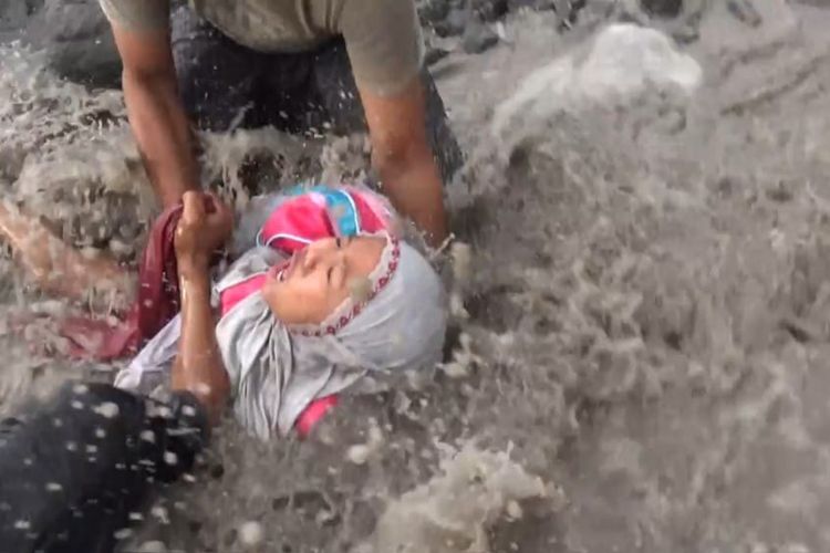 Sungai Regoyo, lahar dingin Semeru, Polisi Lumajang Gendong Siswa SD Seberangi Lahar Dingin Semeru