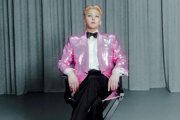 style ala G-Dragon, g-dragon usia, konser g-dragon jakarta 2025, style g-dragon, 6 Style Nyentrik ala G-Dragon, Enggak Pernah Salah Kostum!, 1. Setelan Biru Muda dengan Sentuhan Kasual, 2. All Black dengan Aksen Bling-bling, 3. Cardigan Biru dengan Rambut Oranye, 5. Denim Total dengan Aksen Colorful, 6. Street Style Pink Minimalis