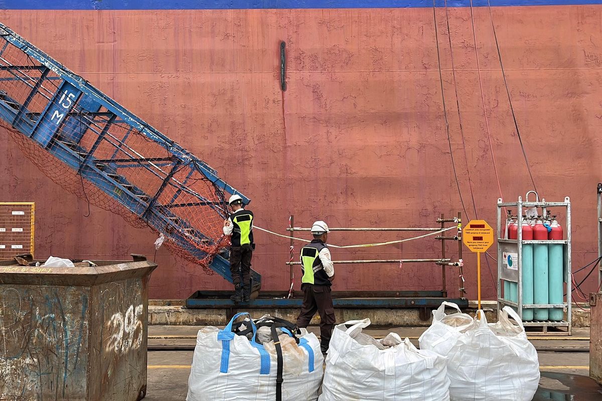 Batam, kapal tanker, PT ASL Shipyard, kapal federal, kapal federal meledak, kapal federal terbakar, Kronologi Lengkap Ledakan Kapal Federal II di Batam, 10 Pekerja Tewas, Belasan Luka Bakar, Ledakan di Dini Hari, Suasana Mencekam di Rumah Sakit, Dugaan Kelalaian dan Lemahnya Pengawasan K3, Penanganan Korban Masih Berlangsung