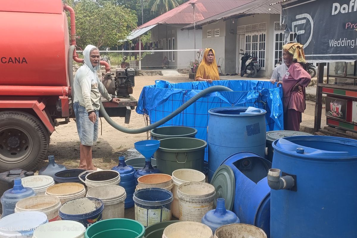 Krisis air bersih, pascabanjir bandang, Krisis Air Bersih di Padang Pascabanjir Bandang, Warga Ubah Pola Hidup, Sumur mengering sejak banjir, Pola hidup warga terpaksa berubah, Distribusi terbatas picu antrean dan keluhan, BPBD kewalahan, warga patungan bertahan