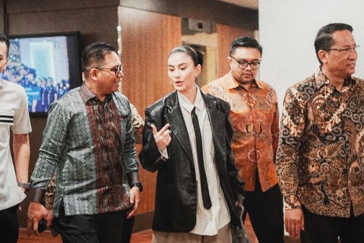 Agnez Mo, gaya Agnez Mo, Gaya Agnez Mo, Agnes Monica, gaya agnez mo, agnez mo fashion, fashion agnez mo, Inspirasi Gaya Agnez Mo yang Kasual dan Keren, Tak Ragu Tampil Beda, 1. Semi-formal dengan kemeja, 2. Printed t-shirt, 3. Ripped shorts dan t-shirt, 4. Hoodie dan shorts