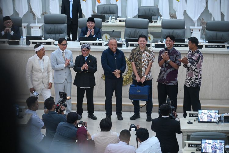 Persib, Super League 2025-2026, Dedi Mulyadi, Persib Bandung, Glenn Sugita, Adhitia Putra Herawan, Bojan Hodak, Persib Bandung Terima Bonus Rp 1 Miliar dari Gubernur Dedi Mulyadi