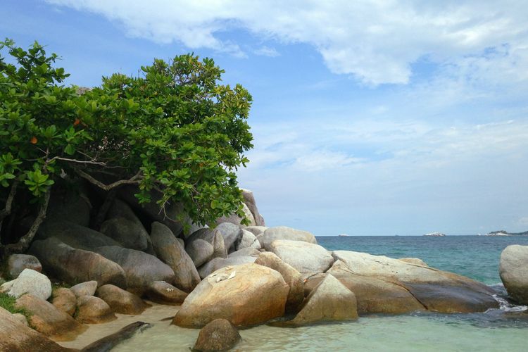destinasi wisata, Tanjung Kelayang, kano, Kawasan Ekonomi Khusus (KEK), wisata, kawasan wisata, island hopping, keanekaragaman hayati, kopi kong djie, pulau belitung, gangan sup ikan belitung, Pulau Lengkuas, Pulau Batu Berlayar, Mie Belitung Atep, Belitong UNESCO Global Geopark, budaya Belitung, kekayaan kuliner, Surga Bahari hingga, Petualangan bahari di lautan biru kehijauan, Terapi alam yang memulihkan jiwa, Cita rasa autentik Belitung, Belajar budaya di Desa Wisata Keciput