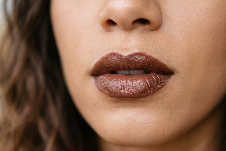 warna lipstik, kencan, kencan pertama, 5 Warna Lipstik Terbaik untuk Kencan Pertama Menurut Pakar, 1. Merah menyala, 3. Soft pink, 4. Chocolate brown, 5. Berry