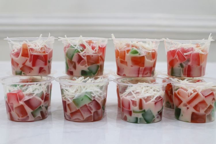 takjil, Minuman, makanan, ide jualan takjil, 14 Ide Jualan Takjil Hits, Siap-siap Diserbu Pembeli Sampai War, 1. Es Lumut Creamy Aneka Rasa, 2. Buko Pandan Sagu Mutiara, 3. Es Kul Kul dengan Buah Premium, 4. Salad Buah Mini Cup, 5. Puding Sedot , 6. Dessert Box Rasa Lokal, 7. Fruit Sando, 8. Dimsum Mentai, 9. Es Pisang Ijo, 10. Aneka Menu Kukusan, 11. Es Teler Creamy, 12. Salad Jelly Ball Fruity